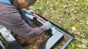 Стеклянный вертикальный памятник с гранитной лампадой, вид справа