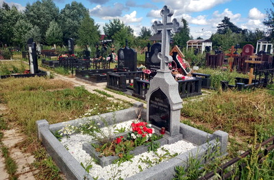 Памятник из светлого гранита в православном стиле