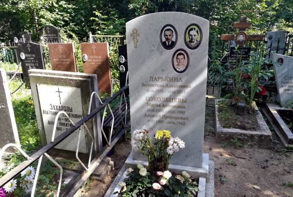 Вертикальный памятник из белого мрамора